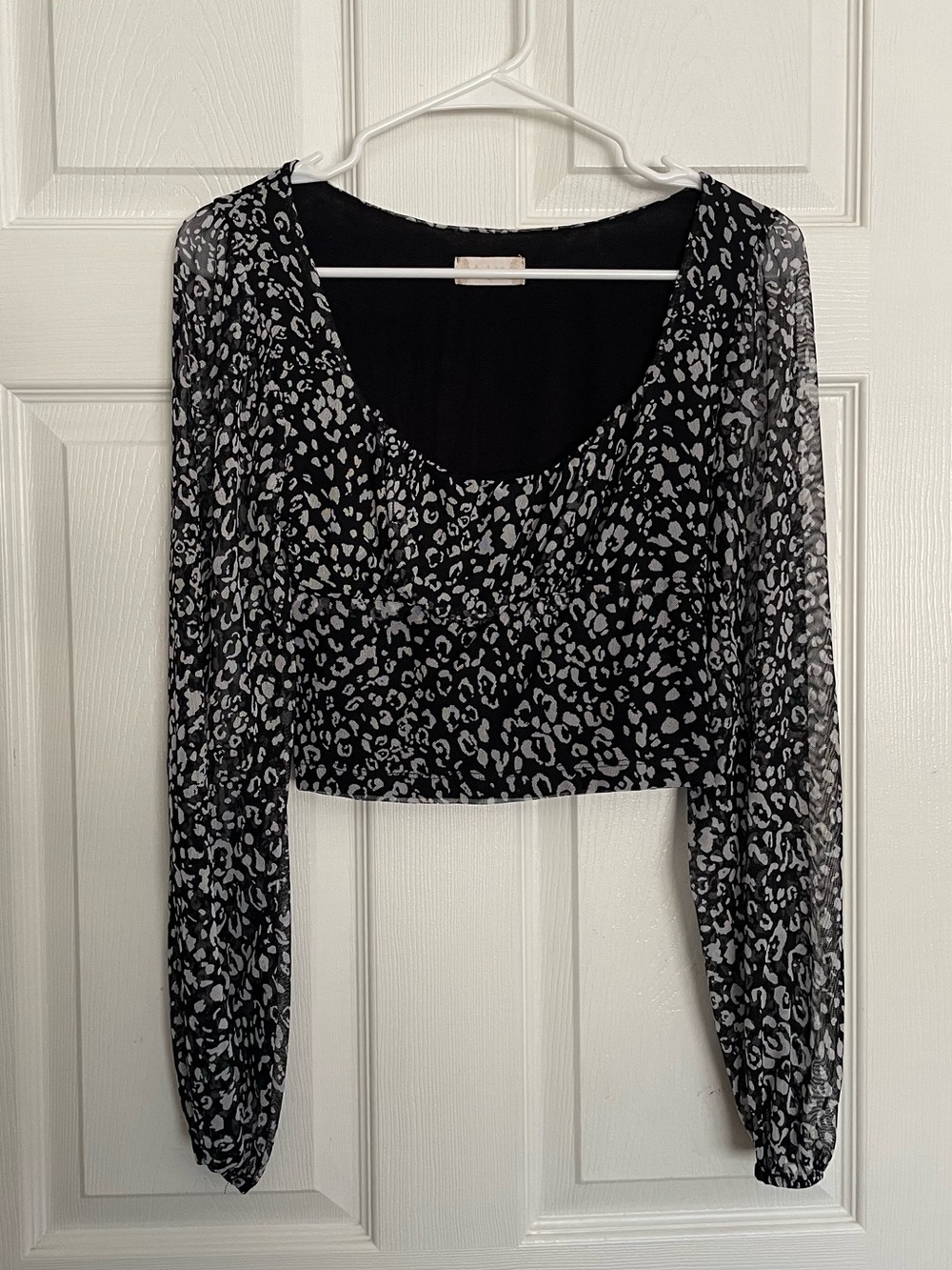 Altar’d State M Black & White Leopard Print Long Sleeve Crop Top w Mesh Sleeves